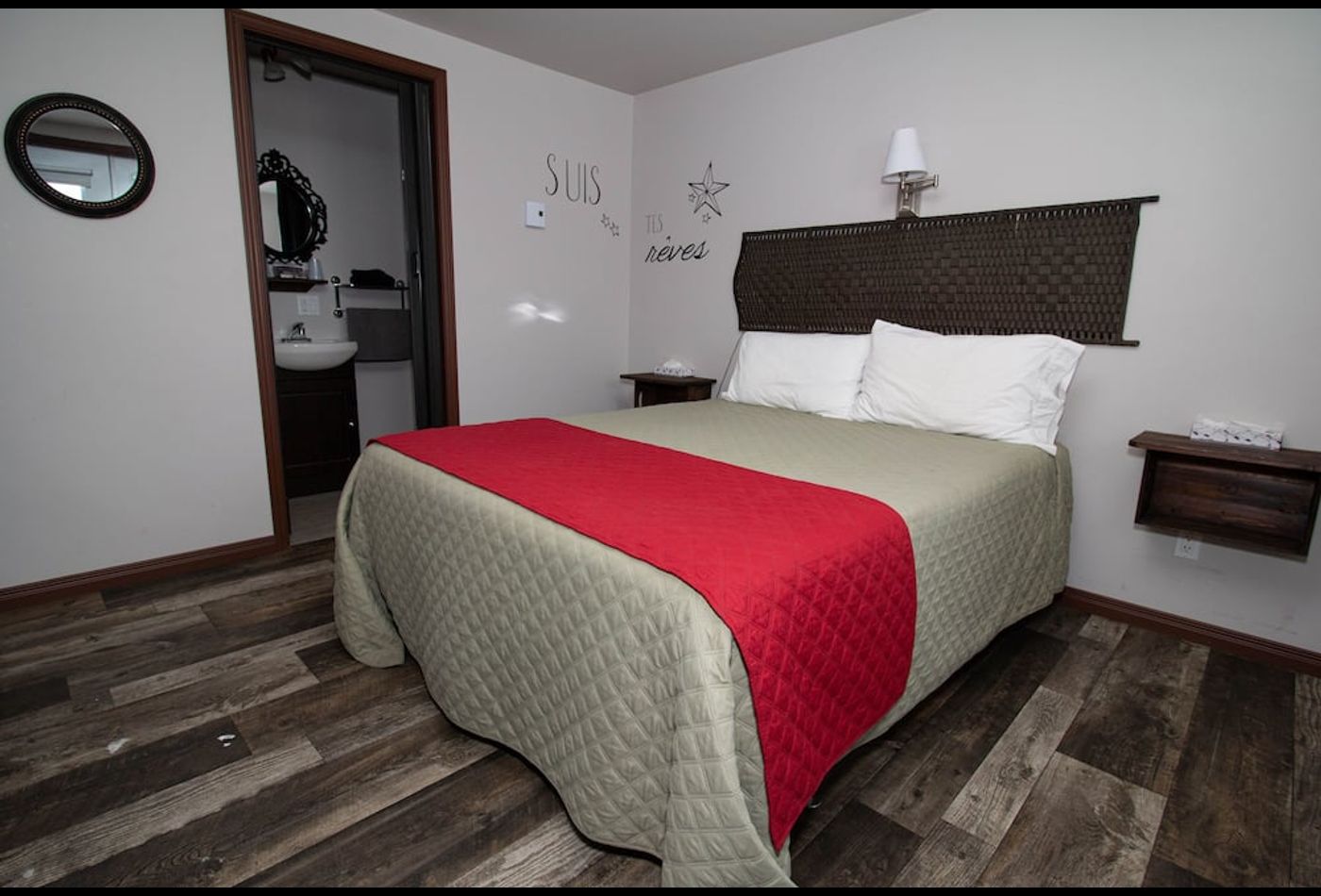 Chambre avec lit queen du Motel au Bord de l’Eau