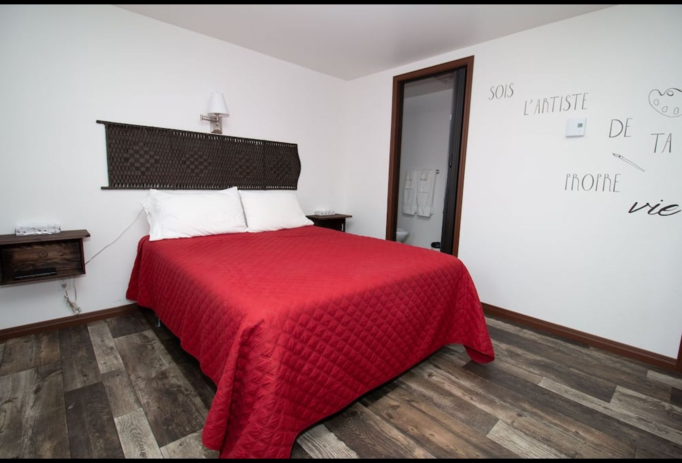 Chambre côté route avec lit queen du Motel au Bord de l’Eau